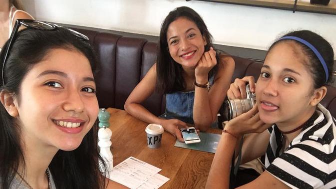 Potret Selly Ambar Marino bersama sang kakak, Putri Marino dan adik kecilnya, Sitha. Bagaikan pinang dibelah dua, mereka mirip banget kayak kembar tiga. (Liputan6.com/IG/@ambarmarino)