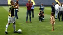 Penampilan Robin van Persie di depan publik Fenerbahce. (Reuters/OSMAN ORSAL)