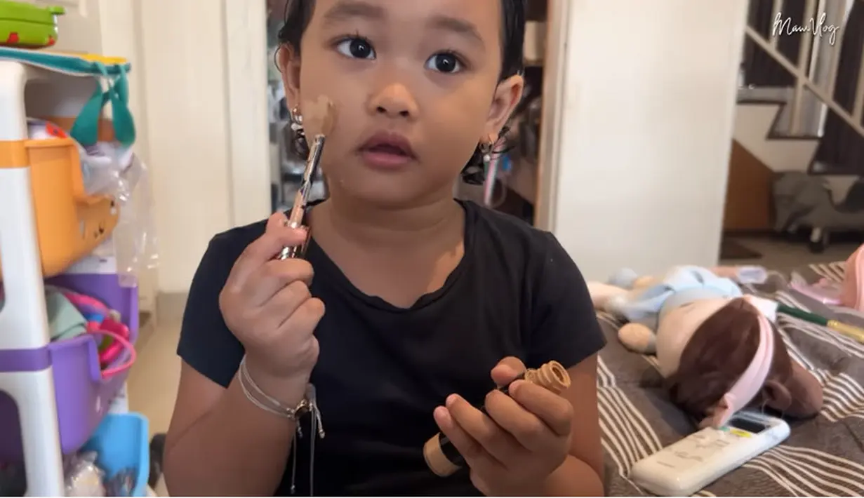 Setelah lama menutup wajah putrinya, Mutia Ayu akhirnya memperlihatkan wajah anaknya.  Berikut beberapa potret Gewa Atlana Syamayim Latuihamallo atau dipanggil Gewa yang sudah makin pintar, menggemaskan. [Youtube/Mutia Ayu]