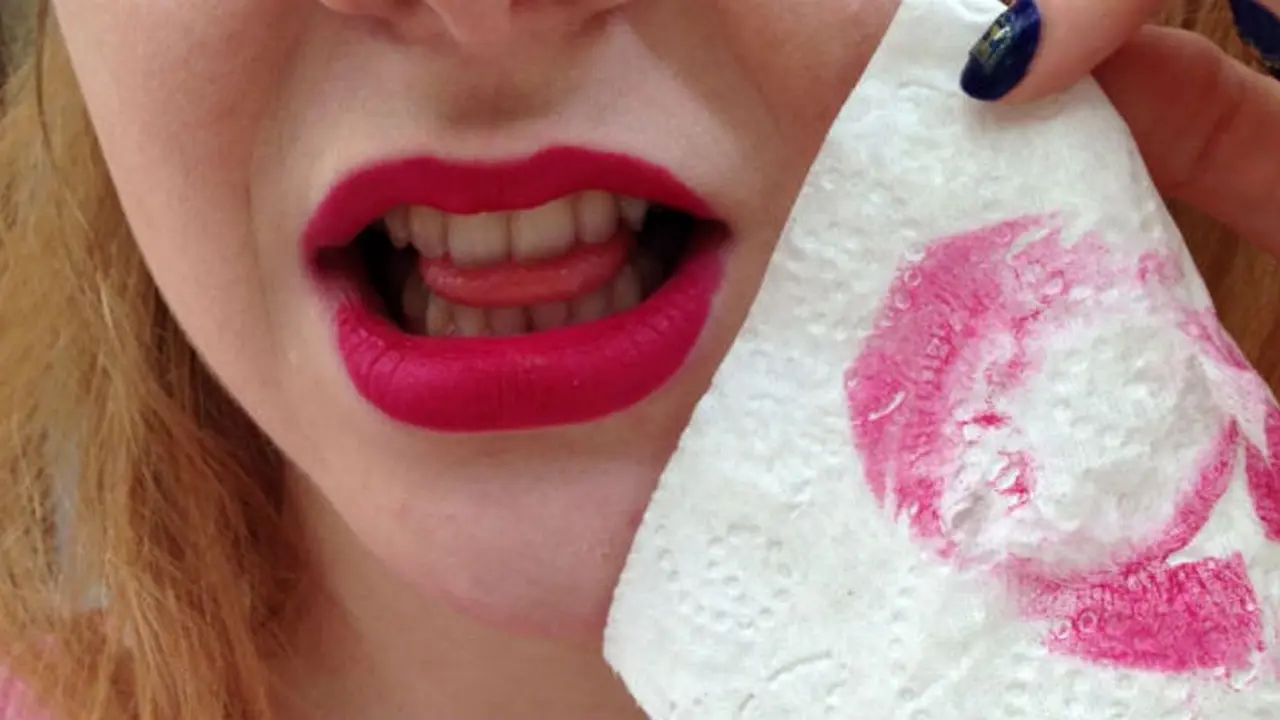 3 Cara Mudah Menghapus Lipstik Matte