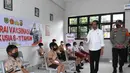 Presiden Joko Widodo meninjau langsung vaksinasi Covid-19 bagi anak-anak usia 6-11 tahun yang digelar di Kompleks SDN Cideng, Gambir, Jakarta, Rabu (15/12/2021). Vaksinasi bagi anak usia 6-11 tahun akan menyasar sekitar 26,5 juta anak di seluruh Indonesia. (Foto: Lukas-Biro Pers Sekretariat Presiden