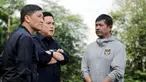 Ketua Umum PSSI, Erick Thohir, berbincang dengan Direktur Utama PT Liga Indonesia Baru (LIB), Ferry Paulus dan pelatih Timnas Indonesia U-20, Indra Sjafri saat memantau langsung seleksi pemain Timnas Indonesia U-17 di Persija Training Ground, Nirwana Park, Depok, Sabtu (22/7/2023). (Bola.com/Ikhwan Yanuar)