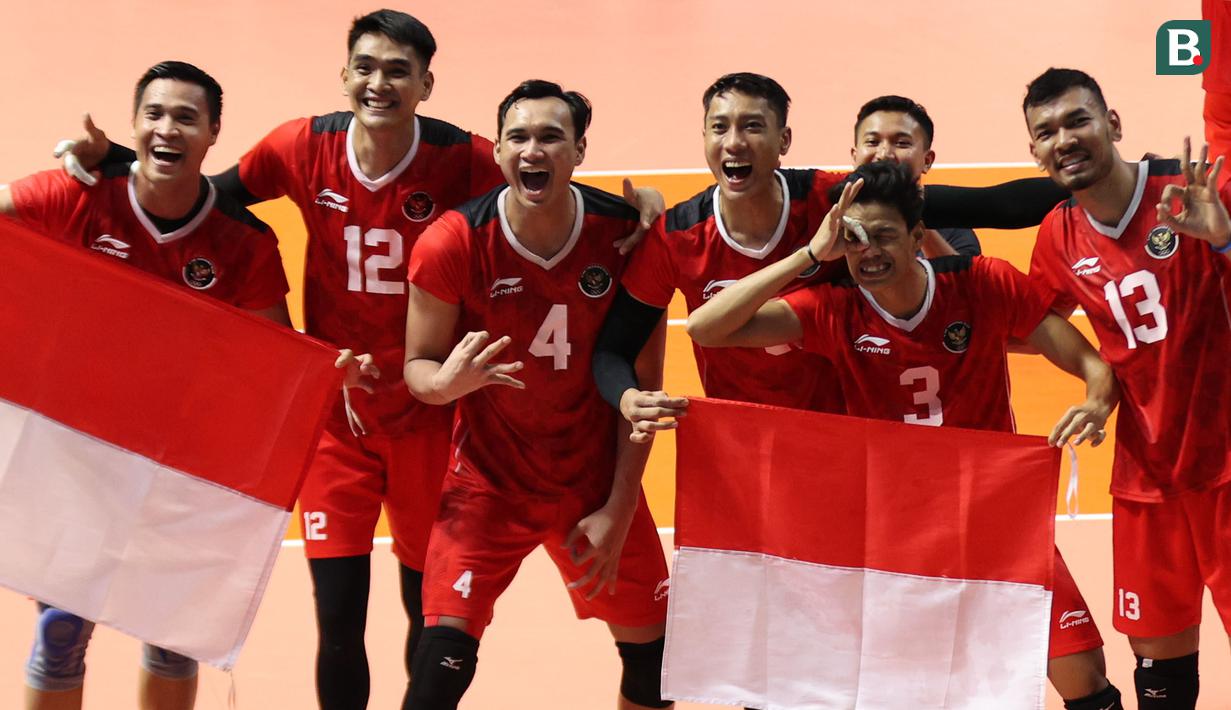 Para pemain Timnas Bola Voli Putra Indonesia merayakan kemenangan pada laga final SEA Games 2023 di Phnom Penh, Kamboja, Minggu (08/05/2023). Skuad asuhan Jeff Jiang Jie menang tiga set langsung (25-21, 25-10, 25-15) atas tuan rumah Kamboja. Total 2 emas, 2 perak dan 1 perunggu direbut tim bola voli Indonesia dari nomor indoor dan bola voli pantai, hingga membawa tim bola voli Indonesia menjadi juara umum di SEA Games 2023. (Bola.com/Abdul Aziz)