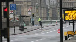 Polisi mengamankan lokasi serangan teror saat forensik melakukan penelitian di dekat gedung parlemen di London, Rabu (22/3). Sedikitnya lima orang tewas dalam serangan teror di Jembatan Westminster dan di dekat Gedung Parlemen itu. (AP Photo/Tim Ireland)