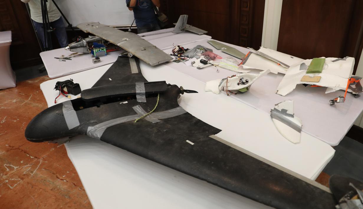 Sebuah pesawat tanpa awak (drone) Ababil buatan Iran milik pemberontak Houthi saat gelar rilis di Abu Dhabi, (19/6). Angkatan bersenjata koalisi Uni Emirat Arab dan militer Yaman menembak jatuh drone di wilayah Hodeidah. (AFP PHOTO / Karim Sahib)