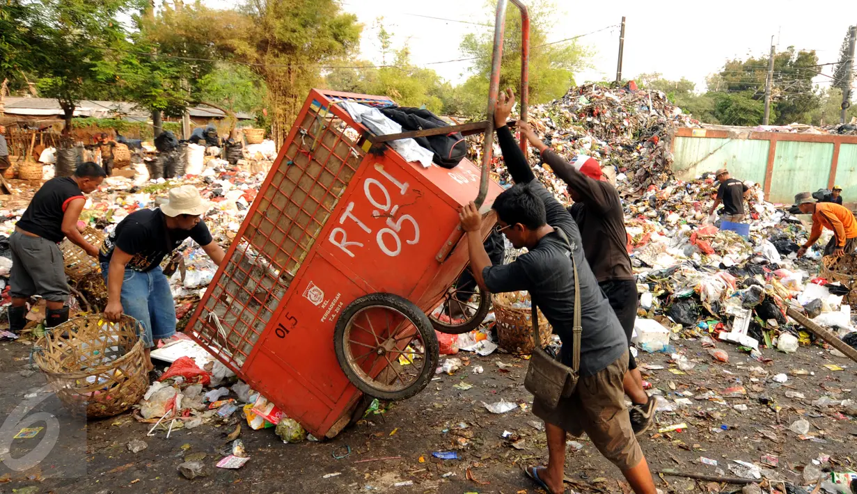 Pekerja melakukan pembokaran sampah dalam gerobak di TPSS Kalibata, Jakarta, Rabu (4/11/2015). Pemerintah DKI Jakarta berencana membangun empat TPST atau Intermediate Treatment Facilities dalam kota pada 2016. (Liputan6.com/Helmi Fithriansyah)