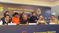Polda Metro Jaya menggelar konferensi pers kasus pembunuhan disertai mutilasi terhadap wanita berinisial SH (40) yang jasadnya ditemukan di Penjaringan, Jakarta Utara. Polisi menghadirkan pelaku bernama Fauzan Fahmi (43) dalam konferensi pers, Senin (4/11/2024). (Liputan6.com/Ady Anugrahadi)