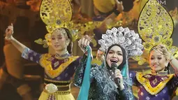 Penampilan penyanyi Siti Nurhaliza saat menggelar konser 'Dato Sri Siti Nurhaliza on Tour' di Istora Senayan, Jakarta, Kamis (21/2). Siti juga mengenakan sunting Melayu di kepalanya. (Fimela.com/Bambang E Ros)