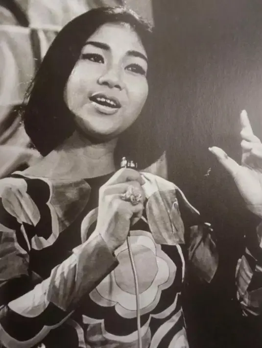 Untuk generasi sekarang, mungkin karya-karya Titiek Puspa kurang familiar. Namun, pada era 50-an hingga 70-an, suara pemilik nama asli Sudarwati ini selalu bergema di radio-radio. Jika dilihat saat ini, pesona dan energinya pun seolah tak kalah dari artis-artis muda. (Liputan6.com/IG/@titiekpuspa_official)