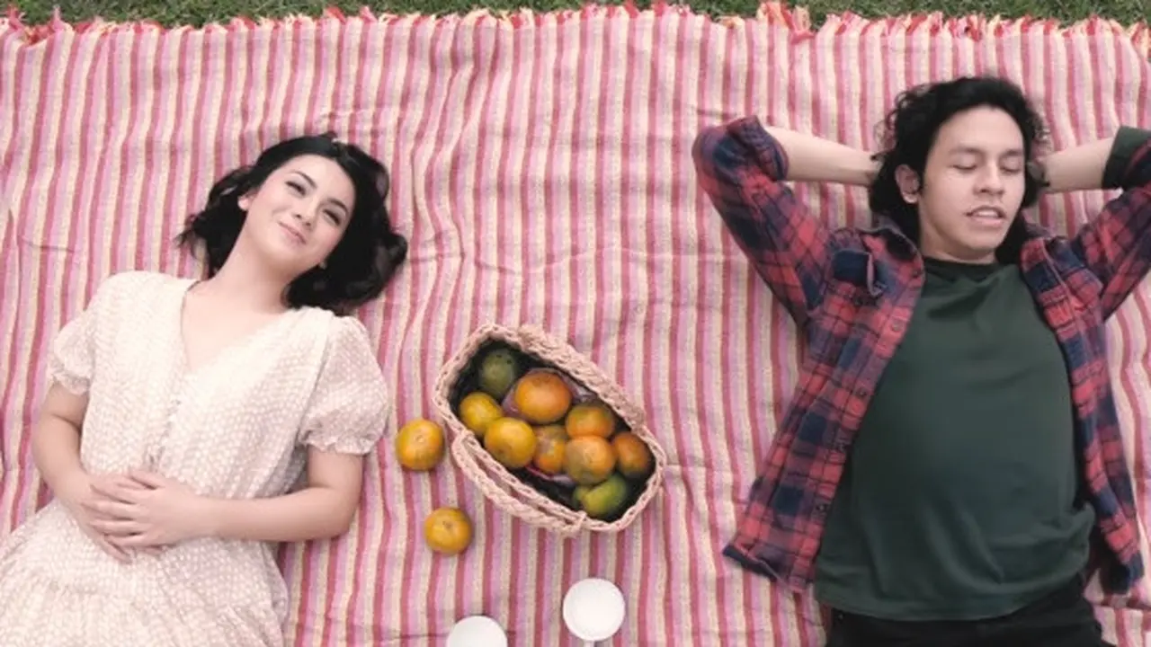 Rilis Single Baru, Ini 7 Momen Romantis Ersya Aurel Dalam Video Klipnya