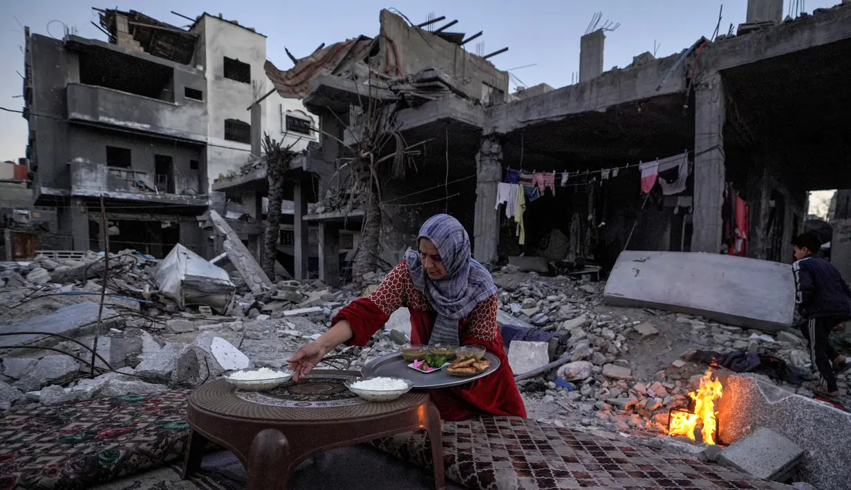 Ibadah di bulan suci Ramadan tetap mereka jalani di tengah kondisi pengungsian yang serba terbatas. (Foto: AFP)