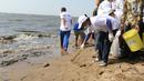 Menteri Kelautan dan Perikanan Susi Pudjiastuti memunguti sampah di Pantai Timur Ancol, Jakarta, Minggu (18/8/2019). Gerakan Menghadap Laut 2.0 akan diikuti oleh puluhan komunitas pecinta laut dan influencer serentak di lebih dari 100 titik lokasi di seluruh Indonesia. (Liputan6.com/Herman Zakharia)