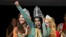 Ashley Burnham, kontestan dari Kanada mengekspresikan kegembiraannya saat dinobatkan sebagai pemenang ajang Mrs Universe 2015 di Minsk, Belarus, Sabtu (29/8/2015). (REUTERS/Vasily Fedosenko)