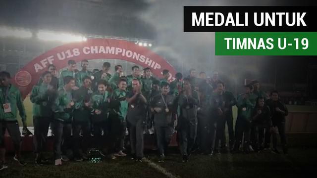 Berita video momen pemberian medali untuk Timnas U-19 di Piala AFF U-18 2017 diwarnai hujan, Minggu (17/9/2017).