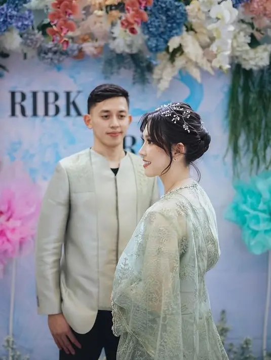 Dalam lamaran tersebut, keduanya tampil menawan dengan busana warna sage. Cocok dengan backdrop bernuansa bunga-bunganya. [@rvsdphoto]