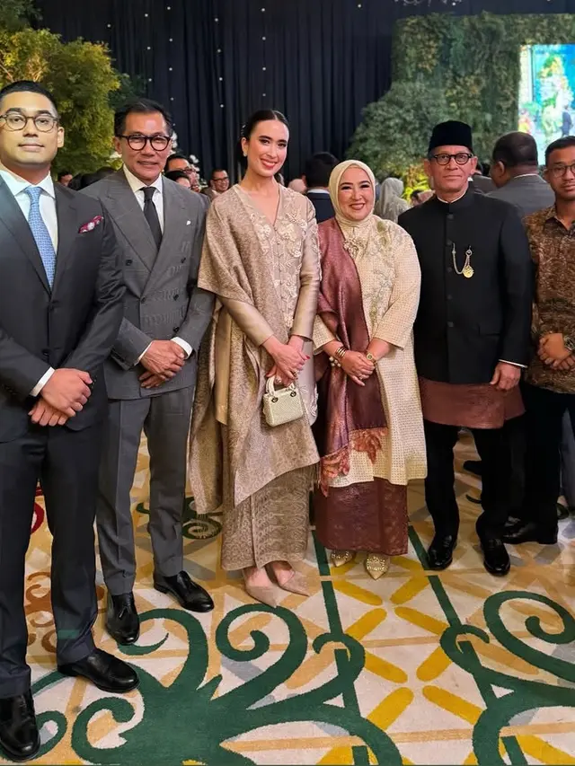 Tampilan Ibu Pejabat saat Kondangan ke Anak Akbar Tandjung. [@widi.wardhana]