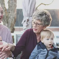 Mama, papa, maafkan aku yang belum bisa buat kalian bahagia. (Via: pexels.com)