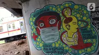 KRL melintas di dekat mural bertema pencegahaan penyebaran virus Corona atau COVID-19 di Jakarta, Selasa (7/4/2020). Mural tersebut menghimbau masyarakat untuk menjaga jarak fisik dan selalu menggunakan masker serta tetap beraktivitas di dalam rumah. (Liputan6.com/Helmi Fithriansyah)
