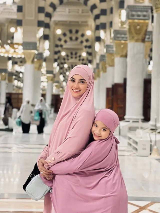 6 Potret Ririn Ekawati Umrah Bareng Putri Bungsu, Berharap Jasmine Abeng Bisa Turut Serta