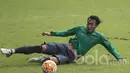 Pemain Timnas Indonesia U-22, Hansamu Yama, berusaha menahan bola saat latihan di Lapangan SPH Karawaci, Banten, Rabu (10/5/2017). (Bola.com/Vitalis Yogi Trisna)