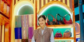 Sementara itu, dalam foto kedua, Kahiyang memilih tampilan yang lebih santai namun tetap fashionable.  Ia mengenakan vest tenun dari @by.khairunnisya, dipadukan dengan kemeja panjang berwarna sky blue yang memberi kesan soft dan feminin. Celana kulot jeans yang ia kenakan semakin menguatkan tampilan modern yang nyaman dikenakan sehari-hari. [@ayanggkahiyang].
