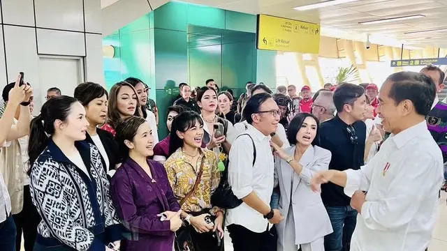 Potret Tampilan Artis saat Mencoba LRT bersama Jokowi