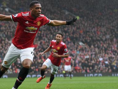 Gelandang Manchester United, Anthony Martial, merayakan gol yang dicetaknya ke gawang Tottenham pada laga Premier League di Stadion Old Trafford, Manchester, Minggu (28/10/2017). MU menang 1-0 atas Tottenham. (AFP/Oli Scarff)