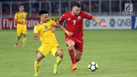 Penyerang Persija, Marko Simic berebut bola dengan pemain Song Lam Nghe An pada laga grup H Piala AFC di Stadion GBK Jakarta, Rabu (14/3). Persija unggul 1-0 atas Song Lam Nghe An. (Liputan6.com/Helmi Fithriansyah)