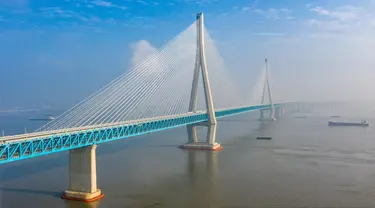 Foto dari udara menunjukkan pemandangan jembatan yang menghubungkan Nantong dan Zhangjiagang di Provinsi Jiangsu, China, Selasa (30/6/2020). Jembatan jalan raya dan kereta api kabel pancang tersebut dibuka untuk lalu lintas pada 1 Juli. (Xinhua/Li Bo)