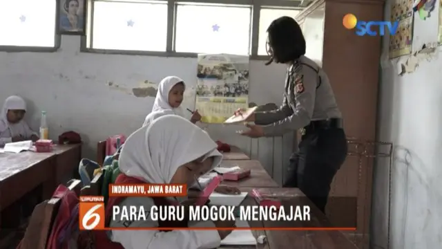 Guru honorer di Kecamatan Jatibarang mogok mengajar, polisi pun turun tangan gantikan para guru mengajar di sekolah.