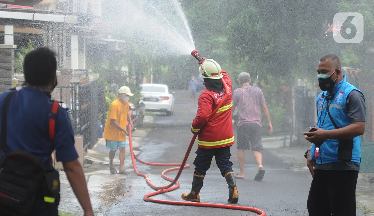 Petugas Damkar menyemprotkan cairan disinfektan pada pemukiman RW 21 Keluarahan Benda Baru, Tangerang Selatan, Banten, Kamis (1/7/2021). Penyemprotan dilakukan pada kawasan zona merah dimana di wialayah ini 46 warga terpapar Covid-19. (merdeka.com/Arie Basuki)