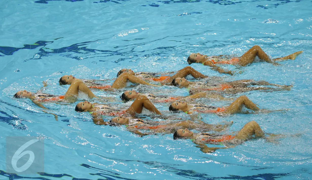 Salah satu aksi tim renang indah Indonesia saat tampil di OCBC Aquatic, Kamis (4/6). Tim renang indah Indonesia berhasil merebut medali perunggu di nomor Team Free Combination SEA Games 2015 Singapura, Kamis (4/6/2015). (Liputan6.com/Helmi Fithriansyah)