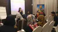 Coach Presenter Utrich Farzah membagikan ilmunya kepada para finalis CJA Energi Muda Pertamina Semarang. (foto : Liputan6.com / Diyah Amartiwi-CJA/edhie prayitno ige)