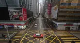 Sebuah taksi melaju di sepanjang jalan kosong di distrik Central saat Topan Wipha bergerak menuju Hong Kong pada 20 Juli 2025. (Peter PARKS/AFP)