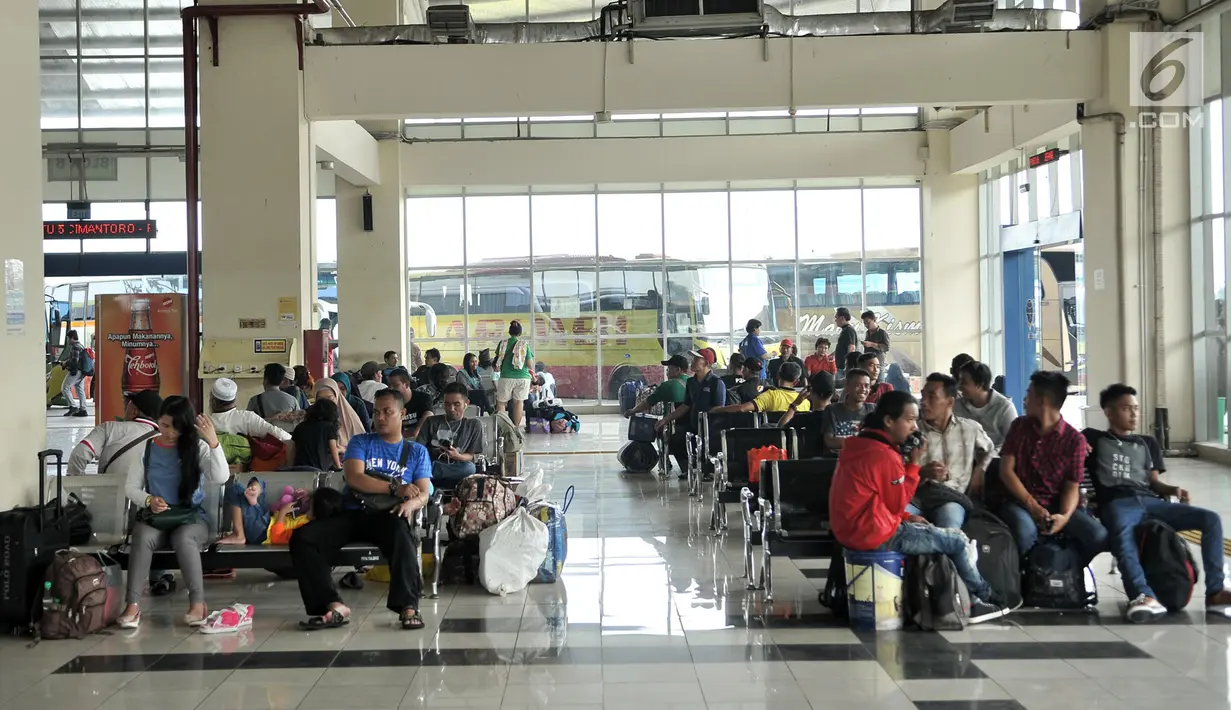 Suasana saat penumpang menunggu jadwal keberangkatan di Terminal Pulo Gebang, Jakarta, Minggu (3/6). Para penumpang mengaku sengaja lebih awal mudik ke kampung halaman. (Merdeka.com/Iqbal Nugroho)