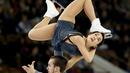 Ksenia Stolbova dan Fedor Klimov dari Rusia beraksi dalam kompetisi figure skating Skate America di Milwaukee, Wisconsin, AS, Sabtu (24/10/2015). (Reuters/Lucy Nicholson)