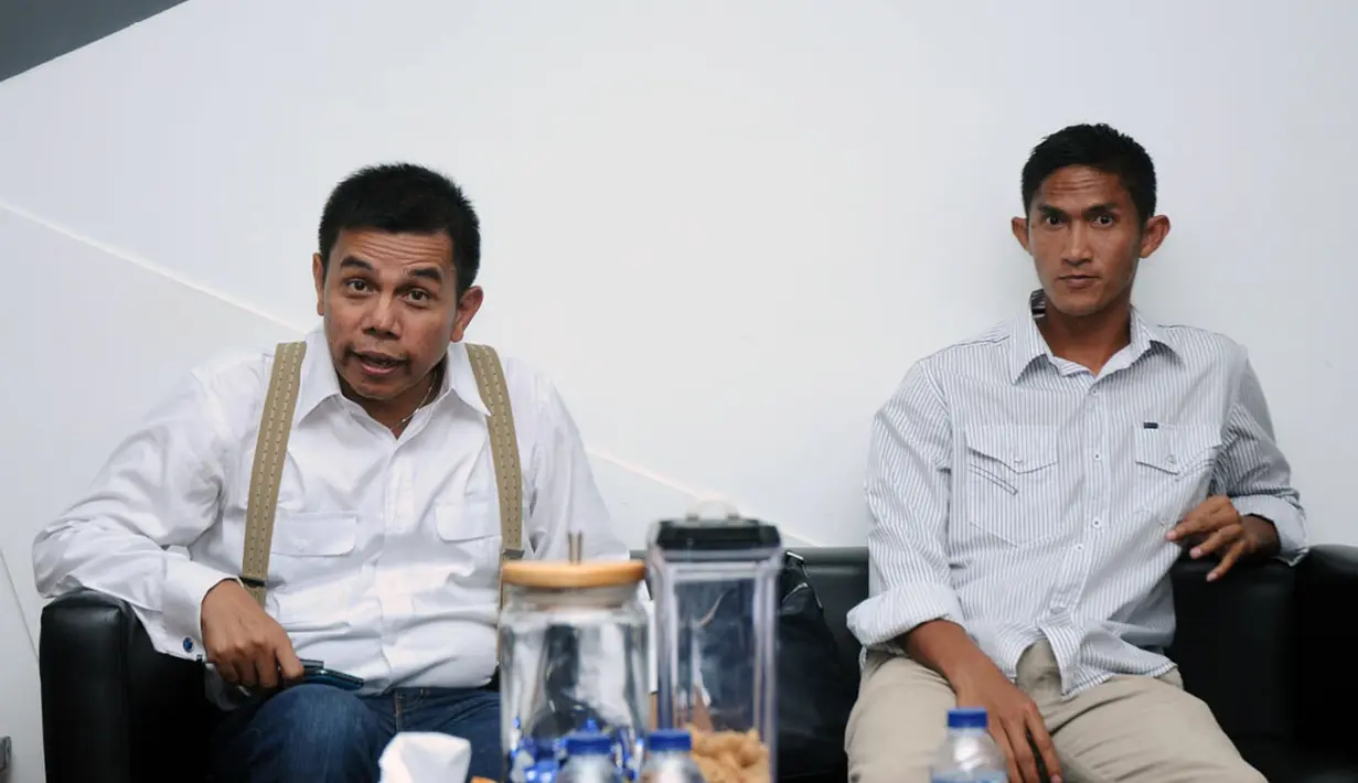 Ketua Komdis PSSI, Hinca Pandjaitan (kiri) meminta klarifikasi Agus Rohman terkait tewasnya penyerang Persiraja Banda Aceh, Akli Fairuz usai berlaga di stadion H Dimurthala, Lampineung, Banda Aceh, (22/5/2014). (Liputan6.com/Helmi Fithriansyah) 