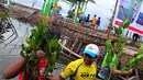 Suasana menanam mangrove saat memperingati Hari ulang Tahun Pertamina ke-57 di Desa Muara Ujung, Tangerang, Banten, Minggu (7/12/2014). (Liputan6.com/Johan Tallo) 