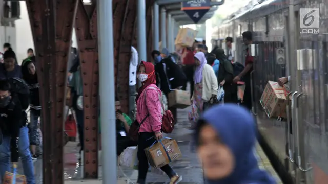 Arus Balik Libur Sekolah di Pasar Senen