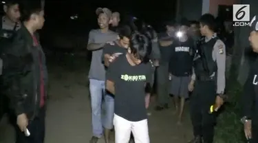 Sekelompok remaja yang tengah mengelar pesta mesum sambil mabuk-mabukan di sebuah rumah kos-kosan digerebek Petugas Satreskrim Polres Polewali Mandar Sulawesi Barat, Senin malam (22/5/2018).