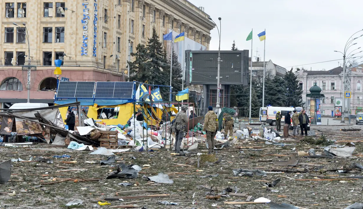 Pemandangan alun-alun di luar balai kota Kharkiv yang rusak dan hancur akibat penembakan pasukan Rusia pada 1 Maret 2022. Alun-alun pusat kota terbesar kedua Ukraina, Kharkiv, ditembaki oleh pasukan Rusia -- menghantam gedung pemerintahan lokal -- kata gubernur Oleg Sinegubov. (Sergey BOBOK / AFP)