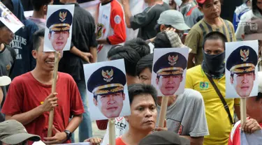 Sejumlah aktivis Masyarakat Peduli Kota Sungai Penuh dari Provinsi Jambi melakukan aksi di depan Gedung KPK, Jakarta, Senin (24/6/2019). Aktivis mendesak KPK memeriksa Wali Kota Sungai Penuh Asyafri Jaya Bakti terkait kasus dugaan gratifikasi sebesar Rp 1,6 miliar. (merdeka.com/Dwi Narwoko)