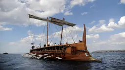 Penumpang berada di kapal Olympias saat mengarungi perairan Faliro di Athena, Yunani, Minggu (28/8). Kapal perang ini kini dialihfungsikan menjadi objek wisata menarik di Yunani. (REUTERS/Michalis Karagiannis)