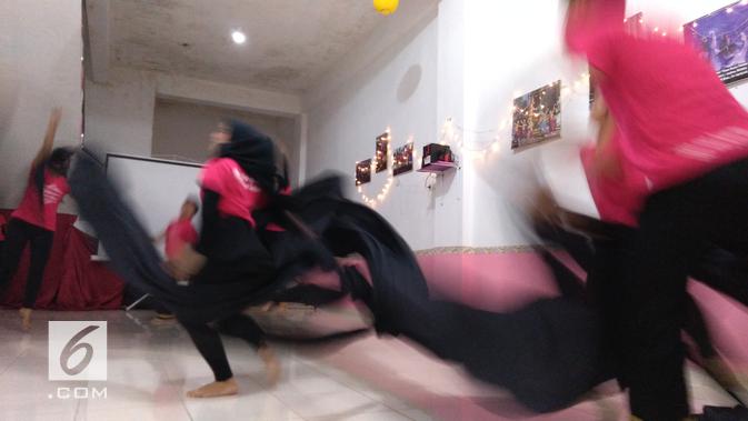 Para penari Srijayanasa Dance School unjuk keahlian kepada tim Google. Dok: Tommy Kurnia/Liputan6.com