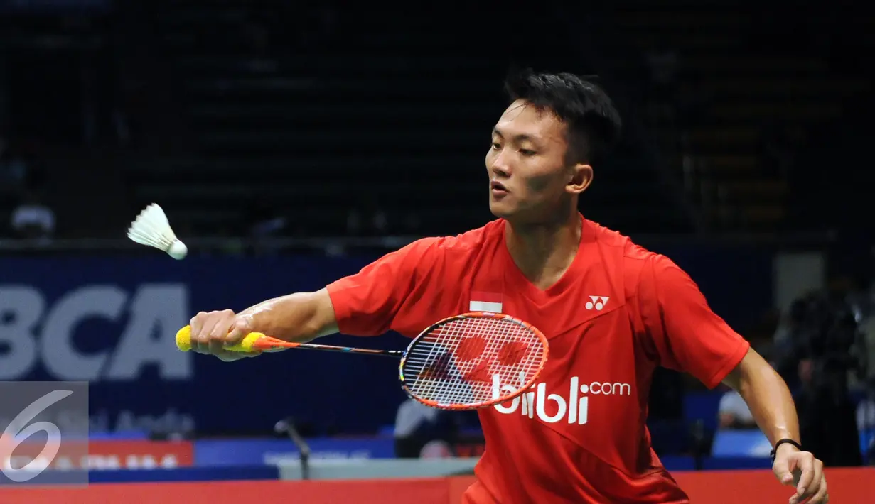 Pebulutangkis tunggal putra Indonesia, Ihsan Maulana saat akan mengembalikan bola ke arah pemain Perancis, Brice Leverdez di penyisihan BCA Indonesia Open 2016, Jakarta, Rabu (1/6/2016). Ihsan unggul 21-11, 21-14. (Liputan6.com/Helmi Fithriansyah)