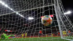 Penyerang Spanyol Alvaro Morata mencetak gol ke gawang Swedia dalam laga kualifikasi Grup F Piala Eropa 2020 di Stadion Santiago Bernabeu, Madrid, Senin (10/6/2019). Spanyol membantai Swedia 3-0. (AP Photo/Manu Fernandez)