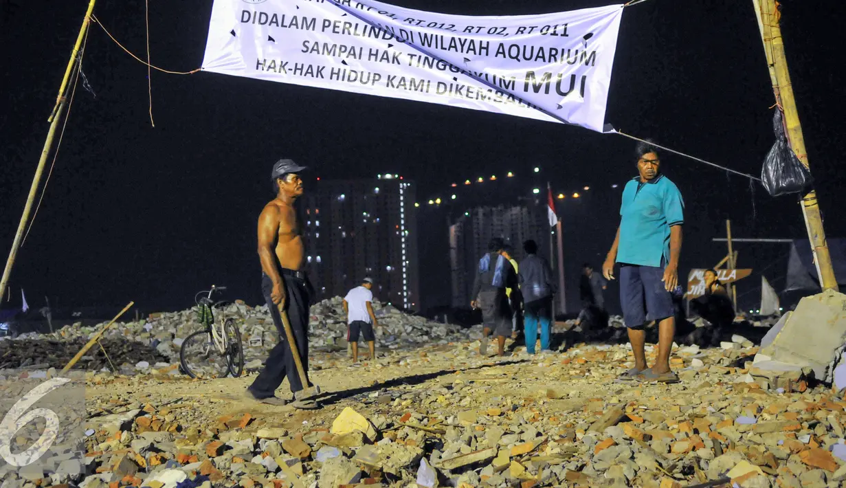 Sebuah spanduk menuntut hak kepada Pemprov DKI Jakarta terpasang di kawasan gusuran Pasar Ikan, Jakarta, Jumat (29/4/2016). Alasan warga menolak ke rusun karena lokasi rusun jauh dari lokasi untuk melaut. (Liputan6.com/Yoppy Renato)