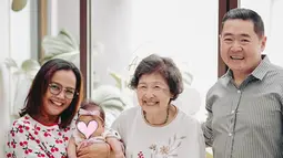 Anggota keluarga lainnya turut hadir ke acara perayaan satu bulan Agatha Hidayat. Genap satu bulan, Baby Agatha tampil dengan rambut botak. Hadirnya Baby Agatha tentunya memberikan warna baru di keluarga Gritte Agatha dan Arif Hidayat. Dalam sederet foto yang diunggah oleh Gritte, bayi menggemaskan ini sangat anteng dan tidak rewel ketika digendong. (Liputan6.com/IG/@gritteagathaa)