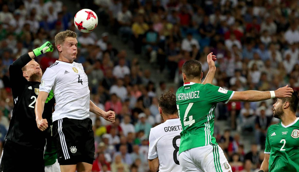 Bek Jerman, Matthias Ginter, membuang bola saat melawan Mexico pada laga semifinal Piala Konfederasi di Stadion Fisht, Sochi, Kamis (29/6/2017). Jerman menang 4-1 atas Mexico. (EPA/Armando Babani) 