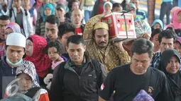Sejumlah penumpang berjalan sambil memanggul barang-barang bawaannya di Stasiun Senen, Jakarta, Senin, (20/7/2015). Dipredeksikan lonjakan arus balik tak hanya terjadi pada H+3 saja, kemungkinan akan kembali terjadi di H+8. (Liputan6.com/Herman Zakharia)
